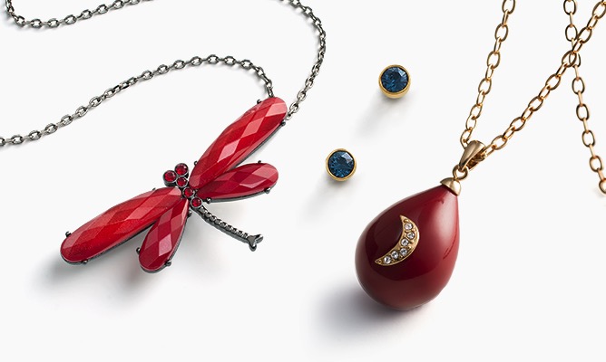 Accesorios con amuletos para encontrar equilibrio y bienestar
