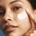 Mujer aplicando protector solar